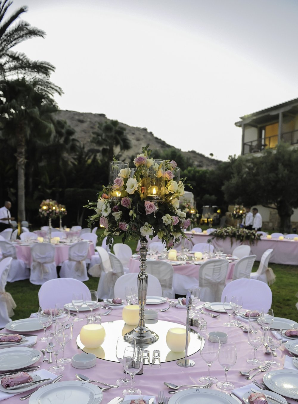 Розовое оформление свадебного стола