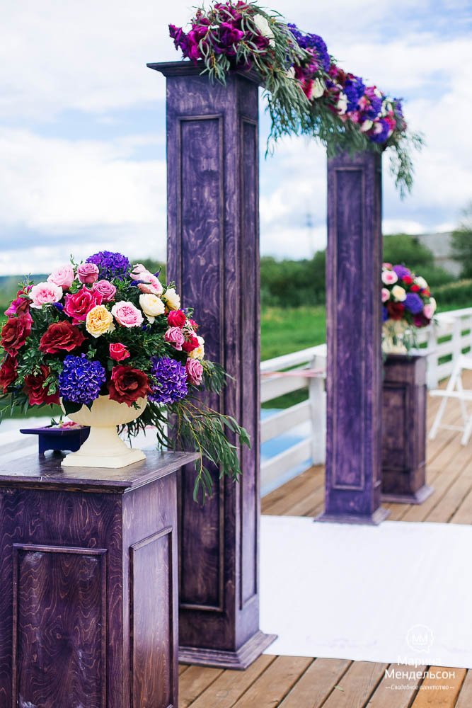 Свадебная арка в фиолетовом цвете