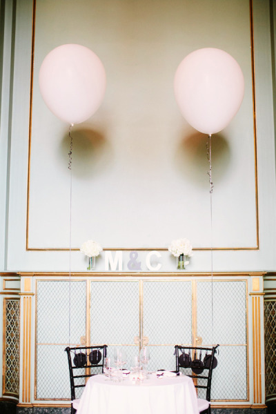 Декор стола воздушными шарами