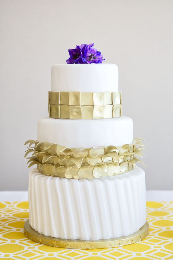 Свадебный торт с "золотыми" элементами