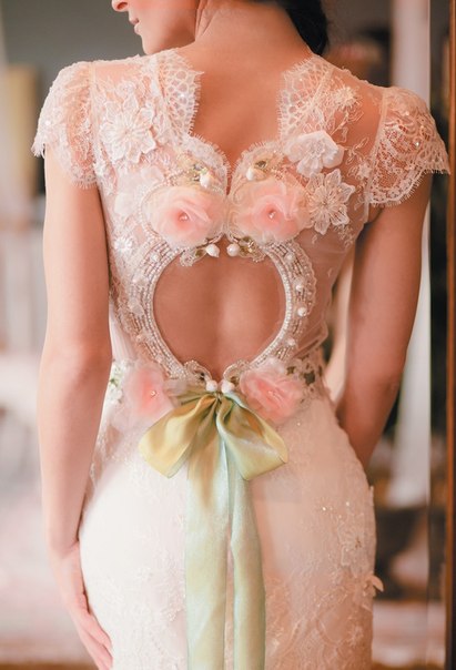 Платье невесты с декором на спине