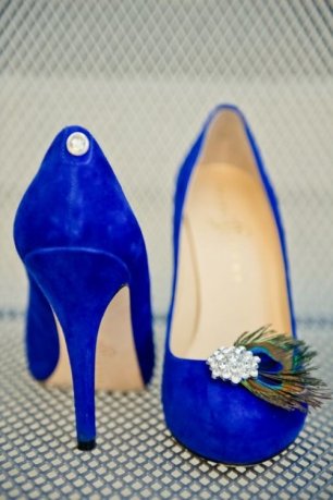Туфли невесты с декором в виде перьев павлина
