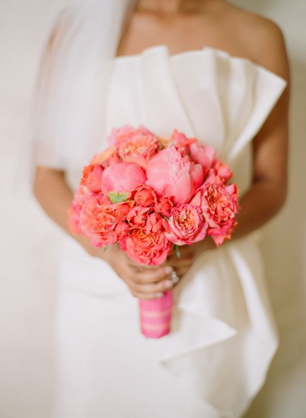 Букет невесты с лентой в тон цветов